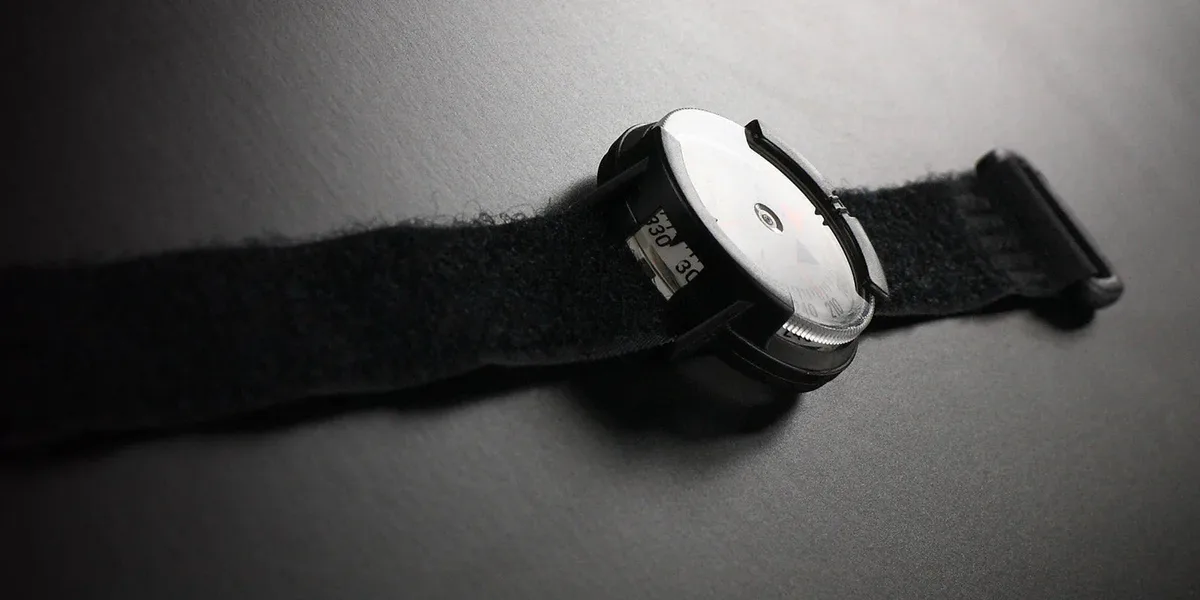 Boussole Suunto M-9 au poignet, posée sur son bracelet noir
