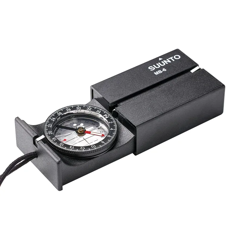 Boussole Suunto MB-6 ouverte en perspective, miroir relevé et cadran visible