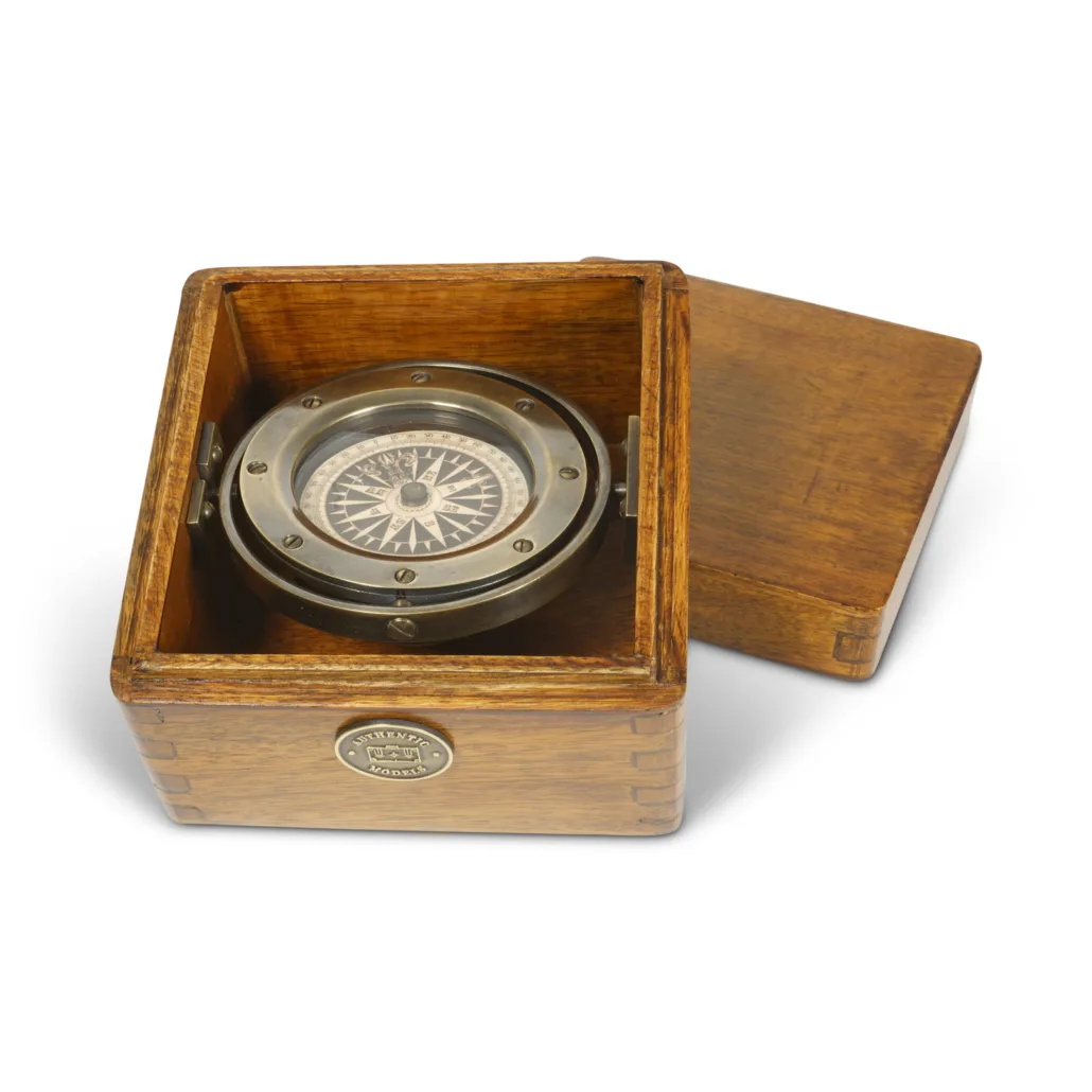 Compas de chaloupe Authentic Models CO015 dans son coffret en bois, couvercle ouvert
