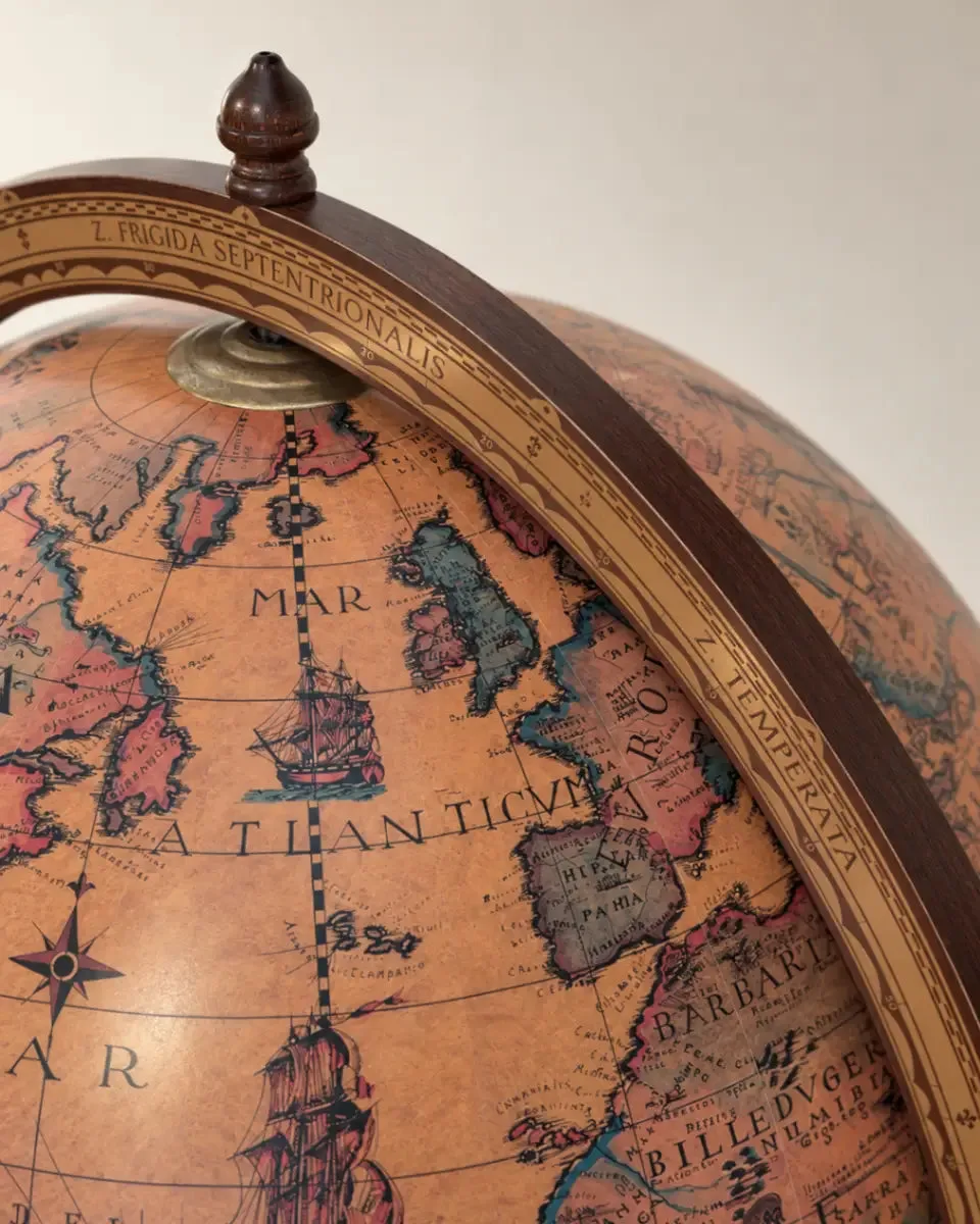 Détail de la carte ancienne et de l'arceau en bois du globe bar Zoffoli Dedalo