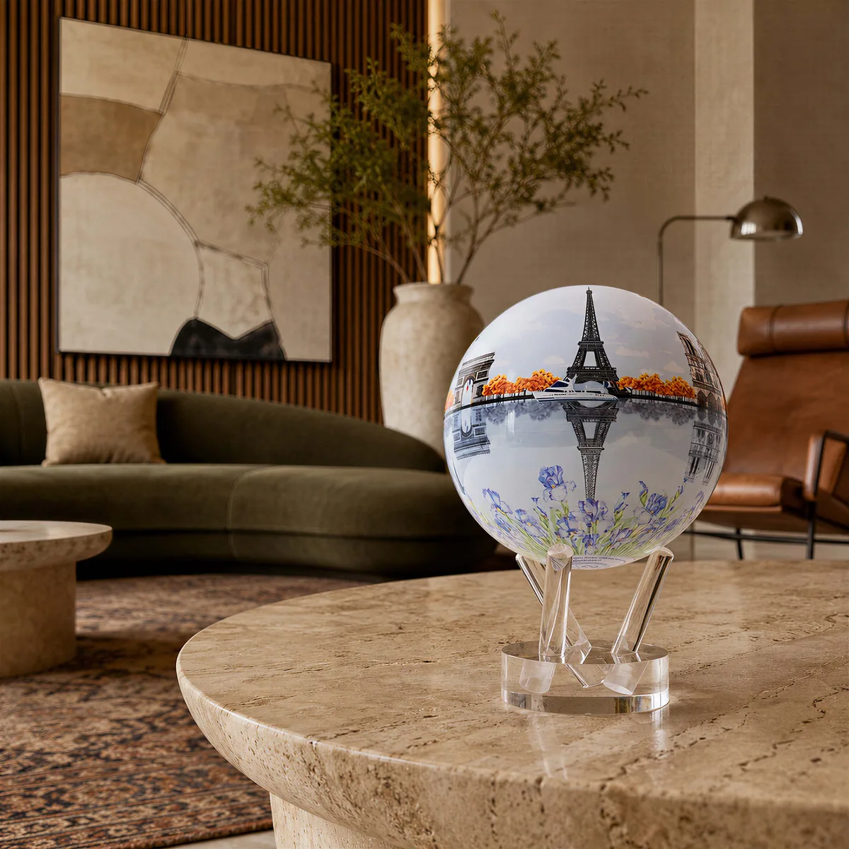 Globe Mova Paris, sphère aux monuments parisiens, posé sur un support acrylique dans un salon