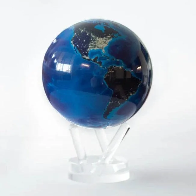 Globe Mova Terre la nuit vu en gros plan, sur son support transparent