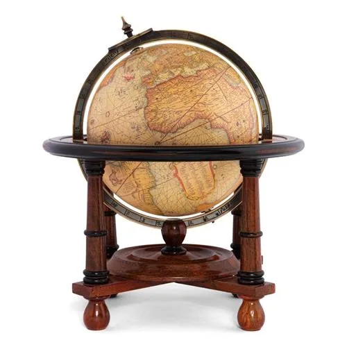 Globe terrestre ancien sur pied en bois tourné à quatre pieds, avec méridien en laiton