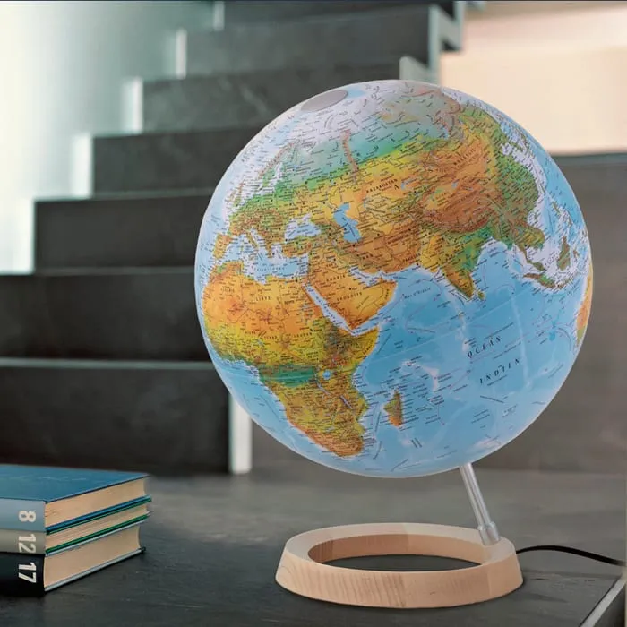 Globe Atmosphère sur son socle en bois, posé près d'un escalier
