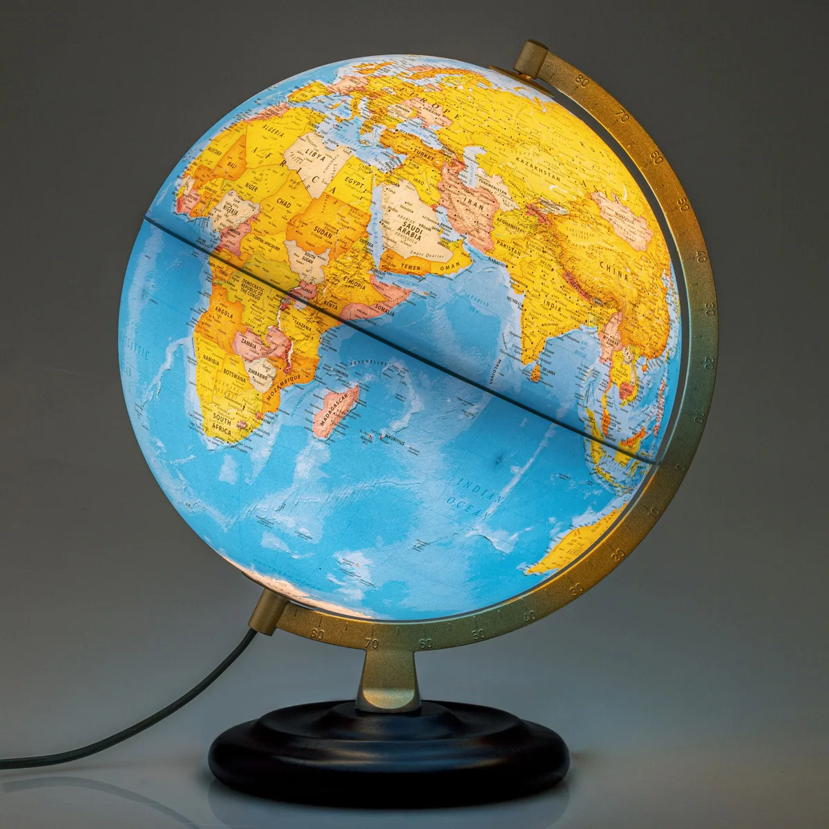 Globe Waypoint Navigator Plus allumé, avec sa lumière interne qui éclaire la carte