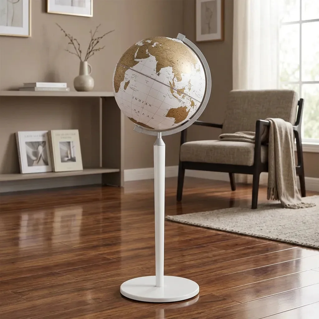 Globe sur pied Zoffoli Vasco da Gama blanc et or dans un salon, près d'une fenêtre