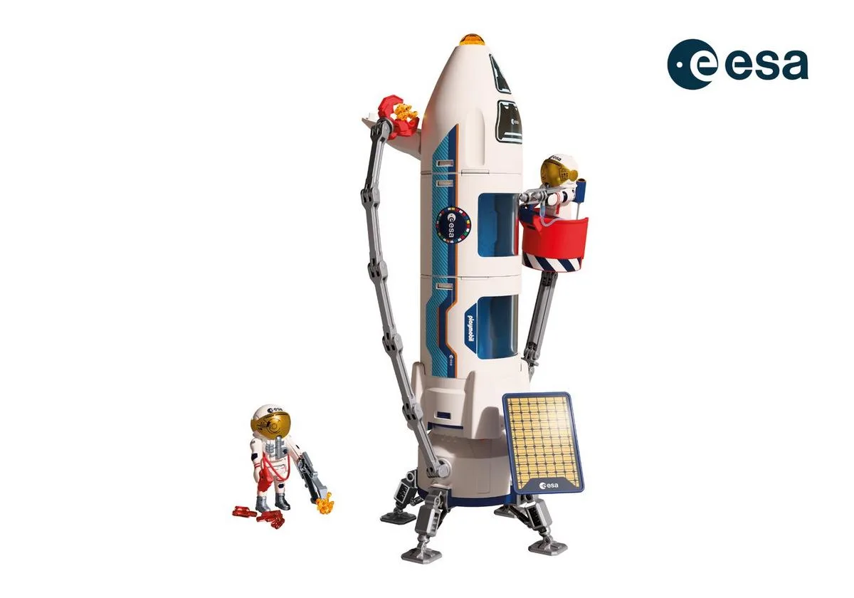 Fusée modulaire Playmobil de l'ESA sur ses pieds d'atterrissage, avec deux astronautes et deux bras articulés