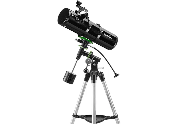 Télescope Sky-Watcher P130NEQ2 noir sur sa monture équatoriale NEQ2 et son trépied